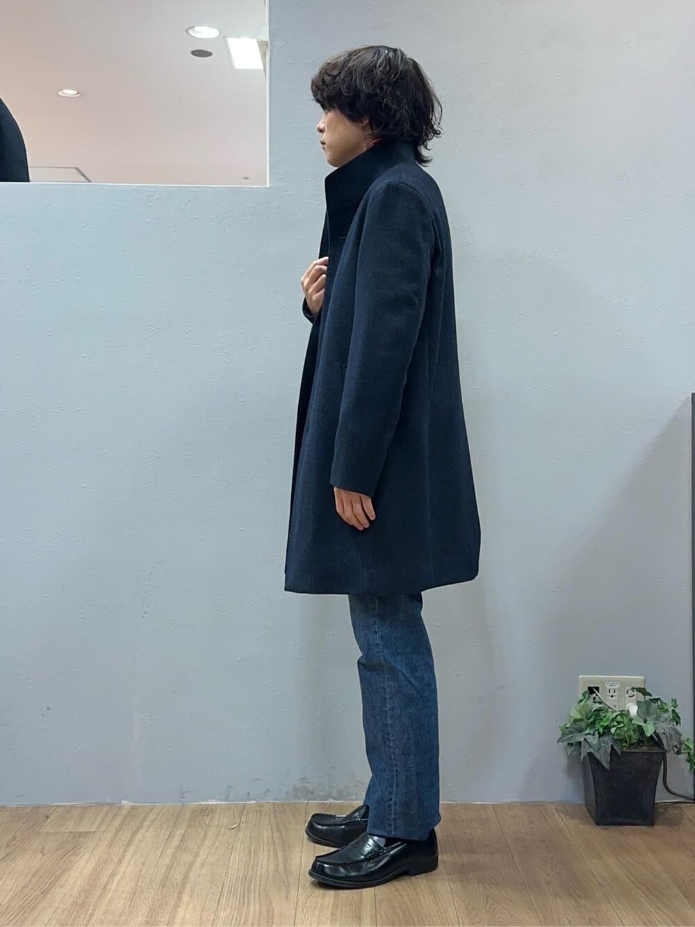 ブルー系のその他アウター、ブルー系のデニムパンツを着用したメンズの冬コーディネートの2枚目の写真