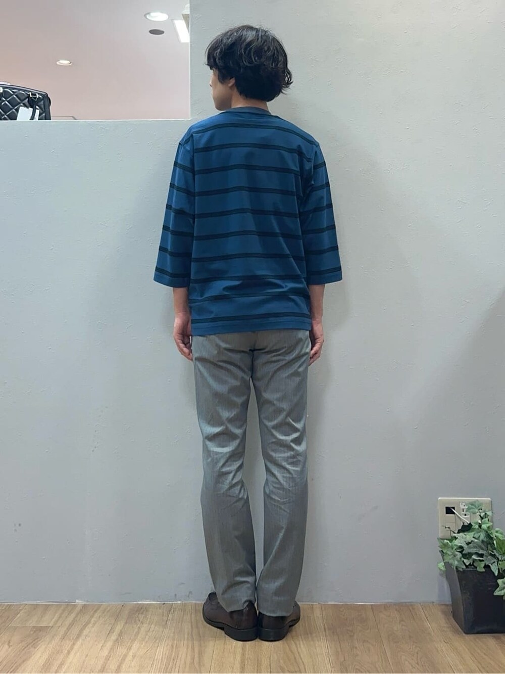 グレー系のスラックスを着用したメンズの秋コーディネートの4枚目の写真