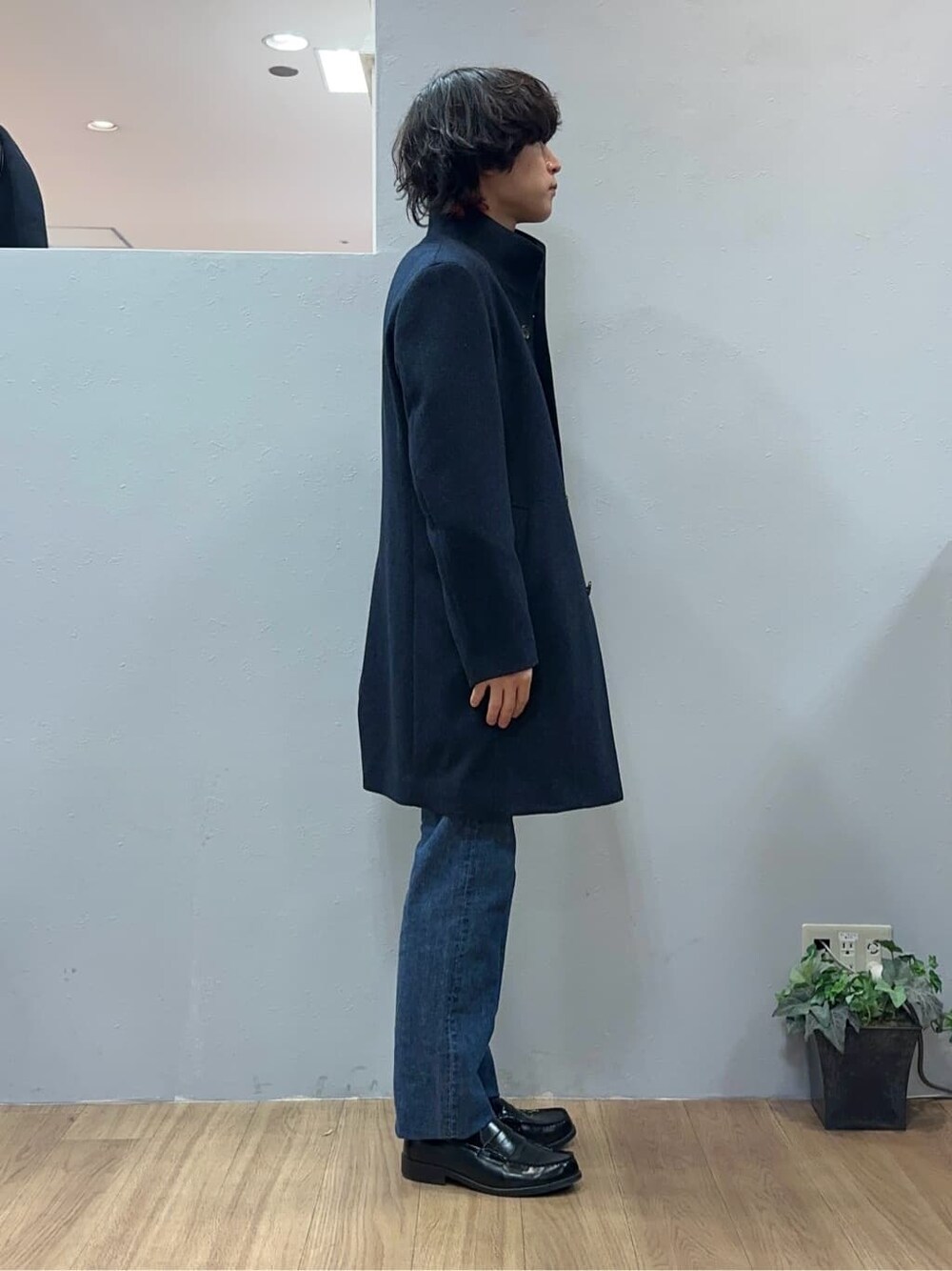 ブルー系のその他アウター、ブルー系のデニムパンツを着用したメンズの冬コーディネートの4枚目の写真