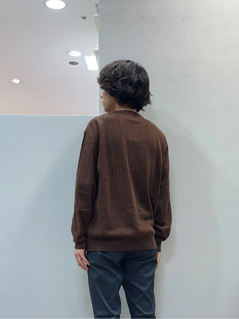 ブラック系のその他アウター、ブルー系のスラックスを着用したメンズの秋コーディネートの10枚目の写真