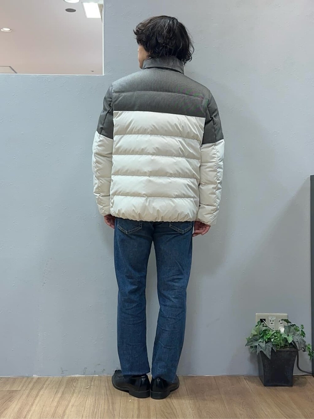 ブルー系のデニムパンツを着用したメンズの冬コーディネートの7枚目の写真