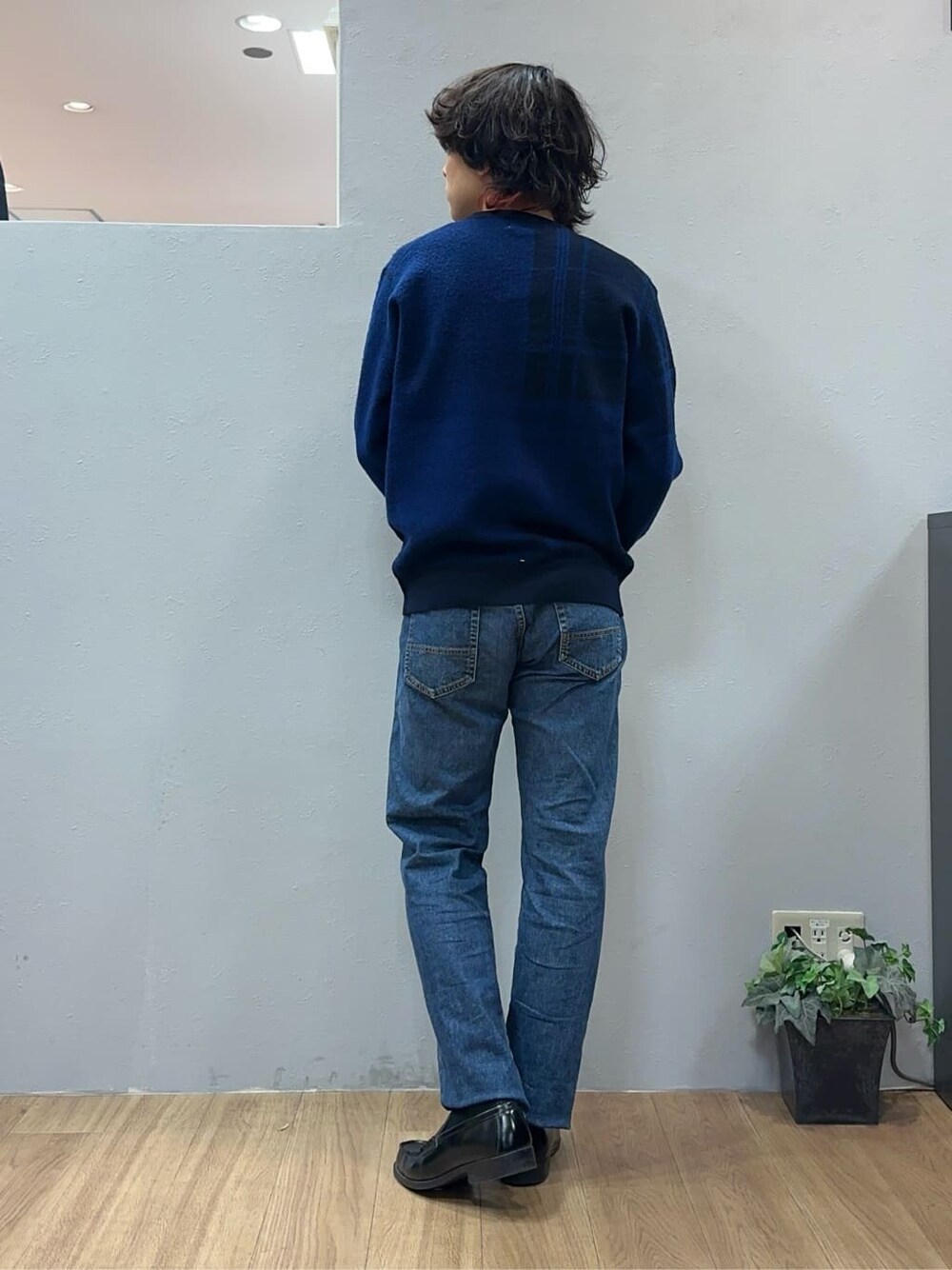 ブルー系のその他アウター、ブルー系のデニムパンツを着用したメンズの冬コーディネートの8枚目の写真