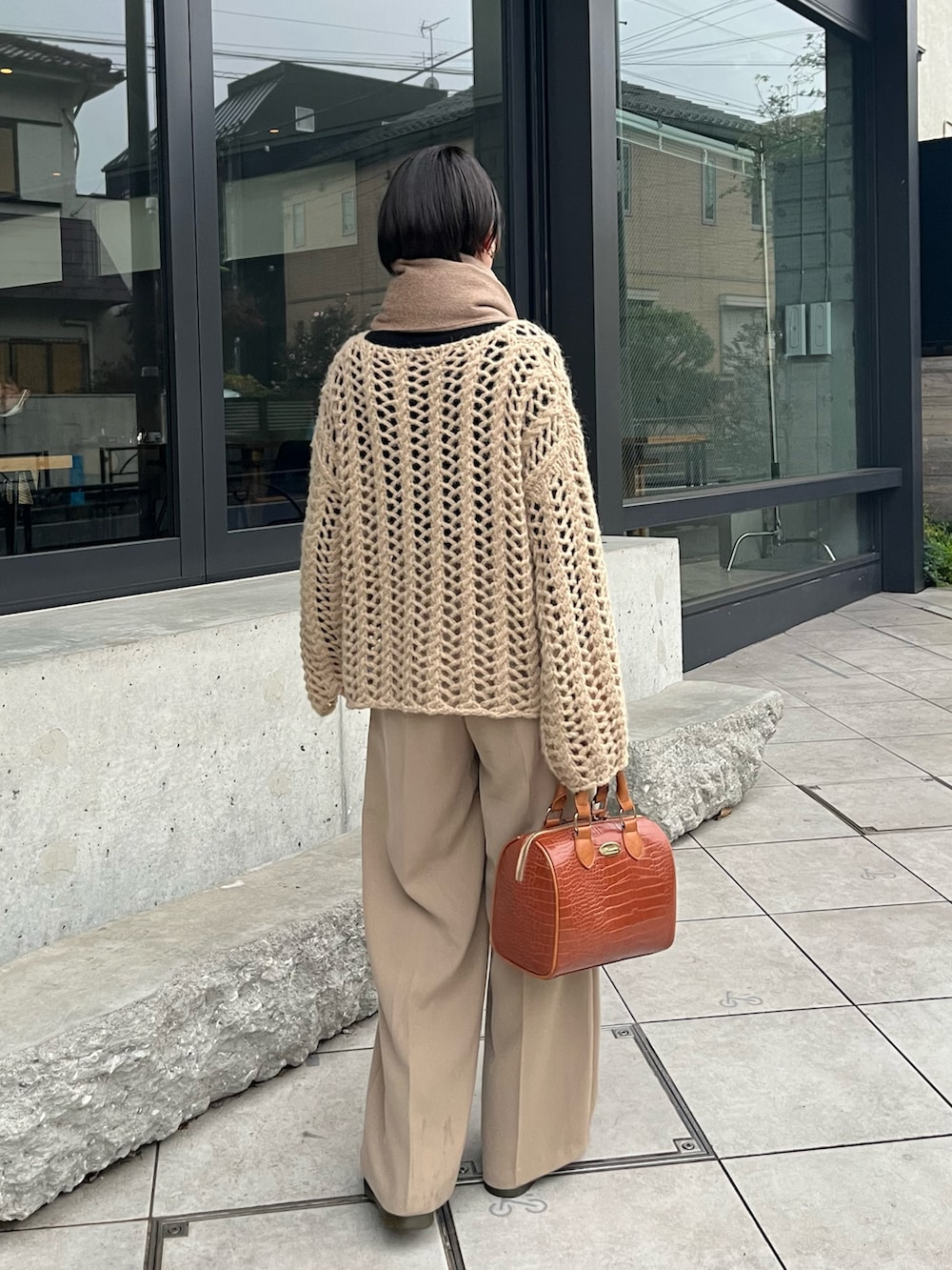 「neam、あみあみニット、あみあみトップス、ボストンバッグ、ボストン、マーチン、ドクターマーチン8ホール、ベージュコーデ、ブラウンコーデ、カフェコーデ」｜「neamのNEAM BOSTON（ボストンバッグ、ブラウン系）」を使った、吉田南歩さん（レディース・161cm）の秋コーディネートの3枚目の写真