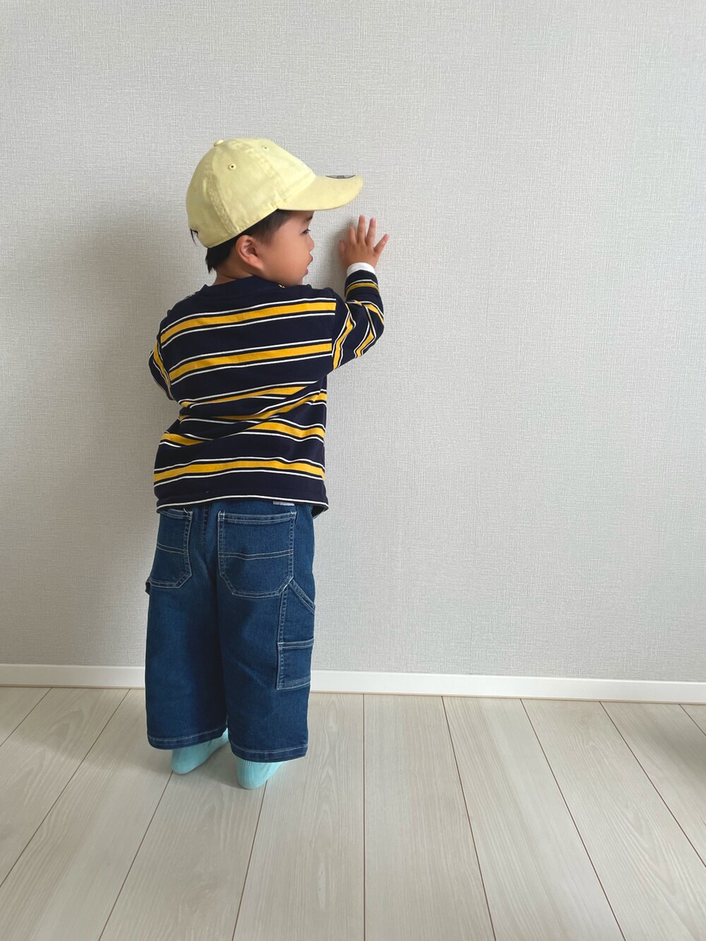 その他のTシャツ/カットソー、ブルー系のデニムパンツ、イエロー系のキャップを着用したキッズの春コーディネートの2枚目の写真