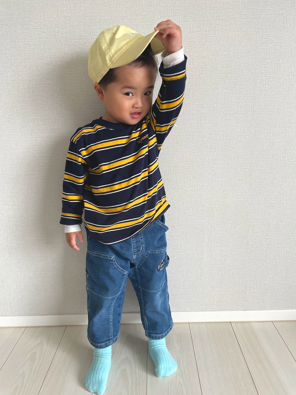 その他のTシャツ/カットソー、ブルー系のデニムパンツ、イエロー系のキャップを着用したキッズの春コーディネートの3枚目の写真