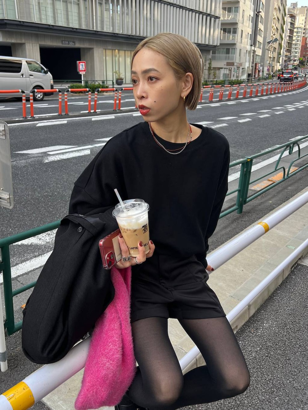 ブラック系のスウェットを着用したレディースの冬コーディネートの4枚目の写真