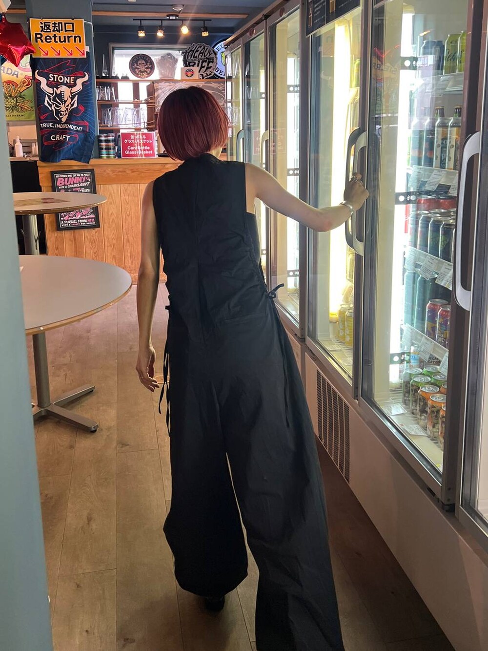 ブラック系のサロペット/オーバーオールを着用したレディースの夏コーディネートの5枚目の写真