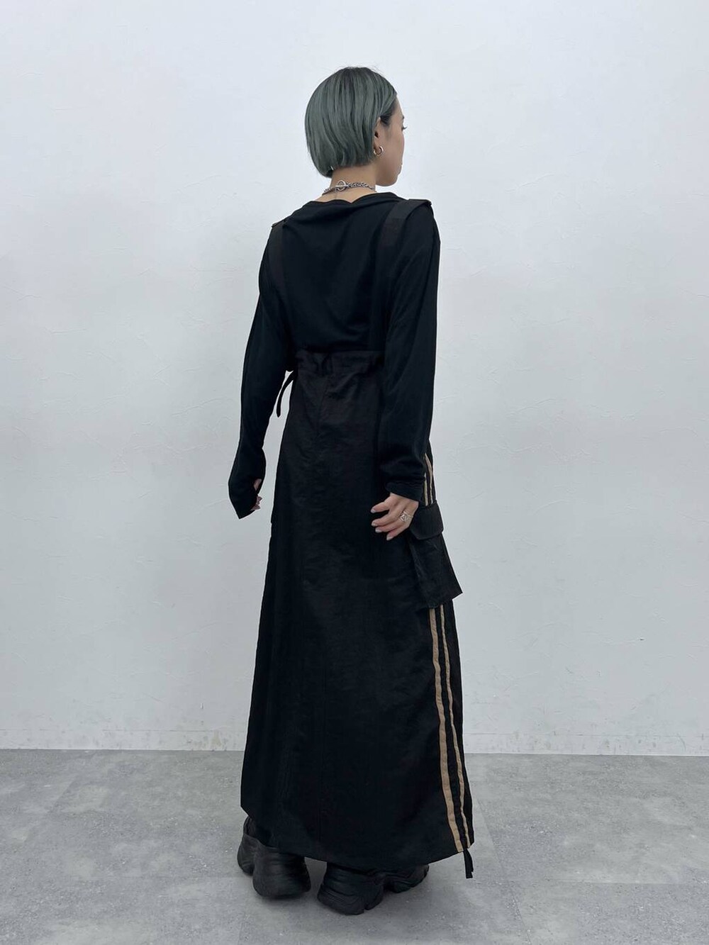 ブラック系のTシャツ/カットソー、ブラック系のスニーカーを着用したレディースの夏コーディネートの4枚目の写真