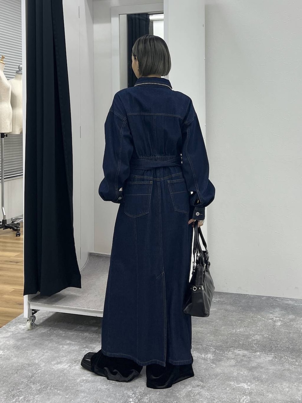 ブラック系のブーツ、ブラック系のその他パンツ、ブルー系のワンピースを着用したレディースの秋コーディネートの3枚目の写真