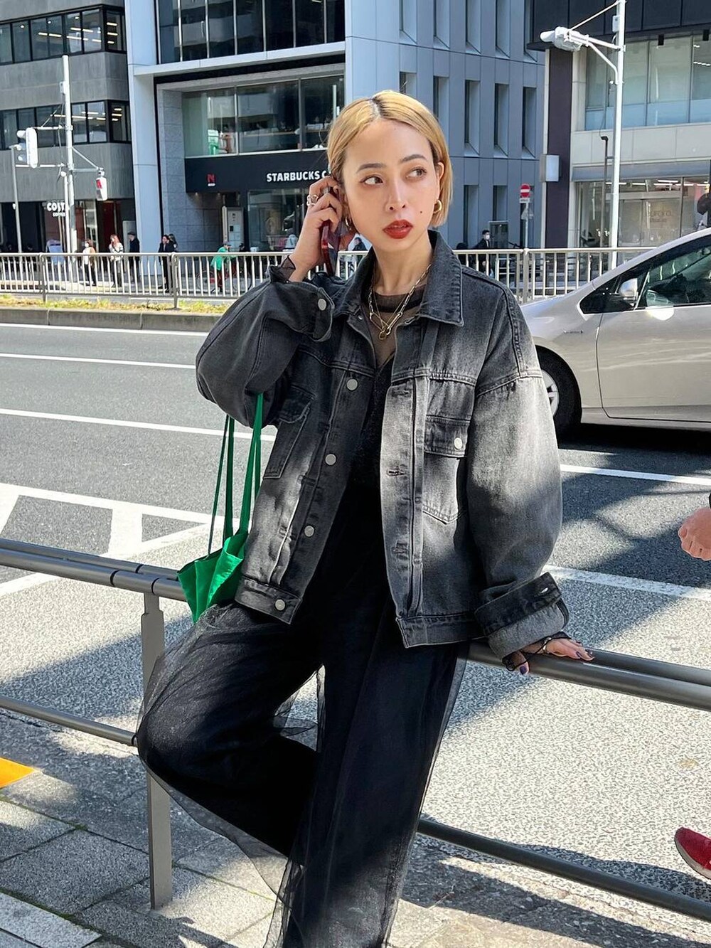 ブラック系のその他パンツ、シルバー系のサンダル、ブラック系のTシャツ/カットソーを着用したレディースの春コーディネートの6枚目の写真