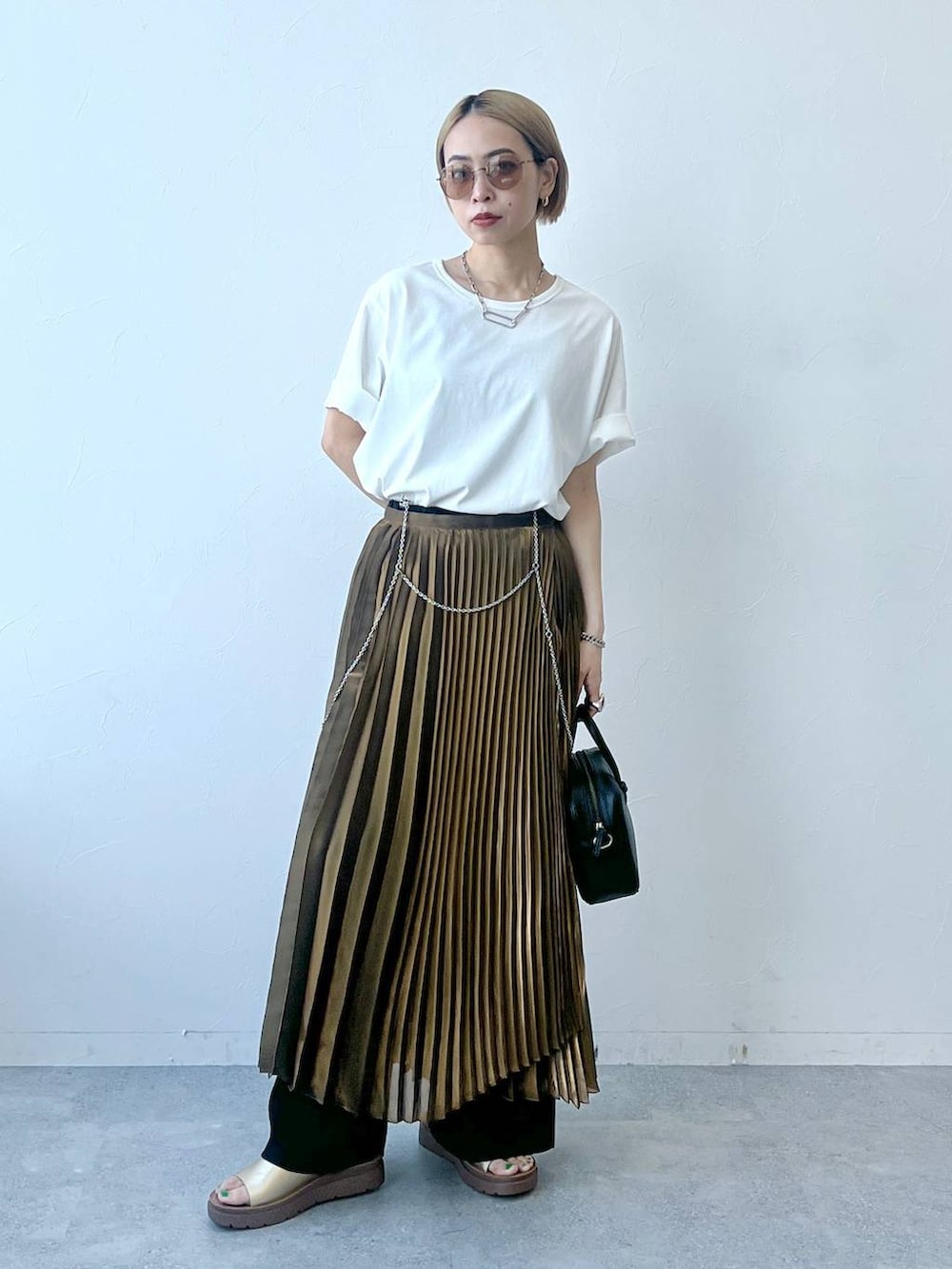 シルバー系のその他トップス、ゴールド系のスカート、ホワイト系のTシャツ/カットソーを着用したレディースの春コーディネートの2枚目の写真