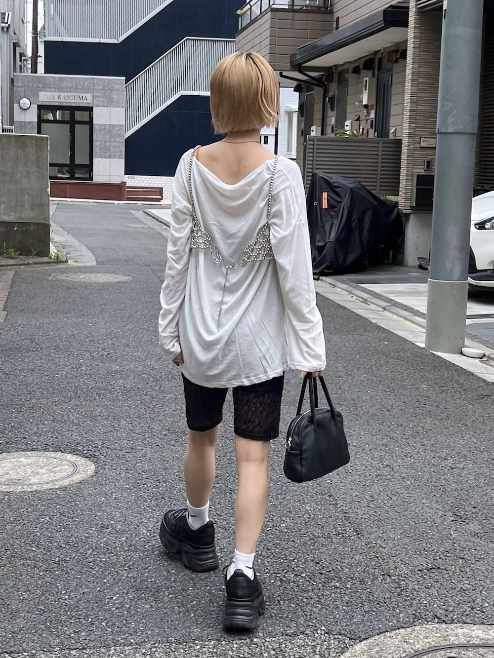 ホワイト系のTシャツ/カットソー、ブラック系のその他パンツ、ブラック系のスニーカーを着用したレディースの夏コーディネートの5枚目の写真