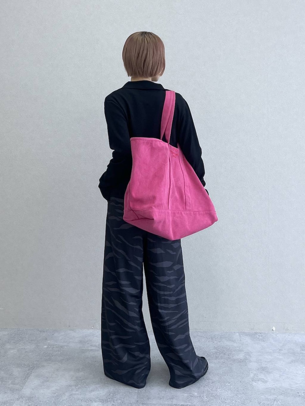 その他のスラックス、ホワイト系のTシャツ/カットソー、ブラック系のカーディガン/ボレロを着用したレディースの冬コーディネートの4枚目の写真