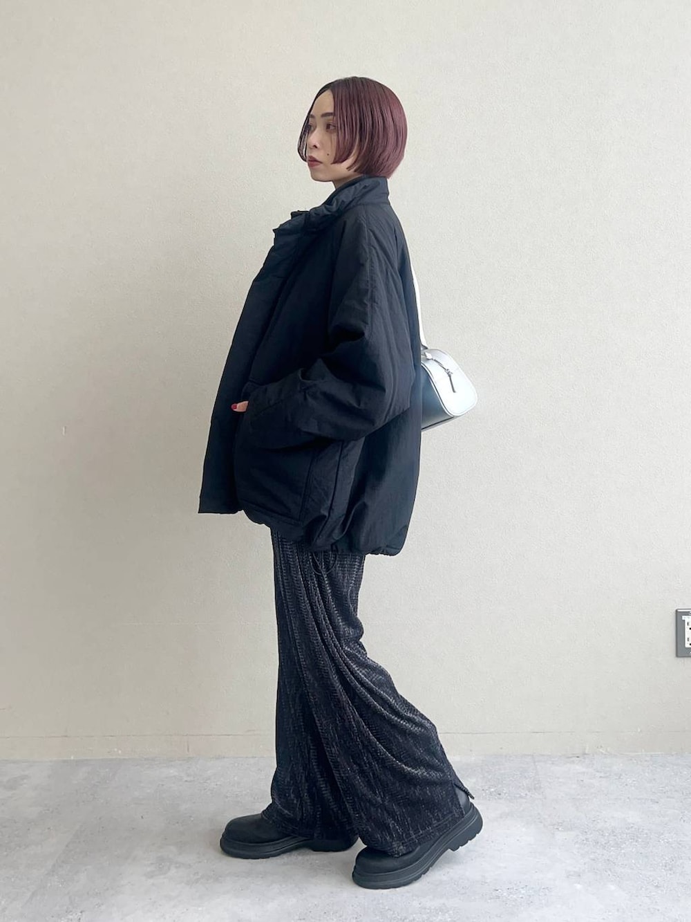 ホワイト系のTシャツ/カットソー、ブラック系のブーツ、その他のその他パンツを着用したレディースの秋コーディネートの3枚目の写真