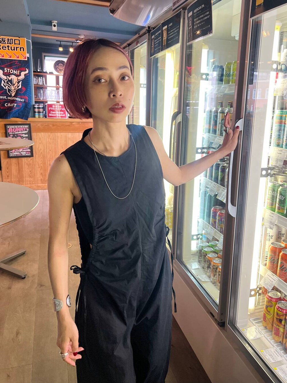 ブラック系のサロペット/オーバーオールを着用したレディースの夏コーディネートの4枚目の写真