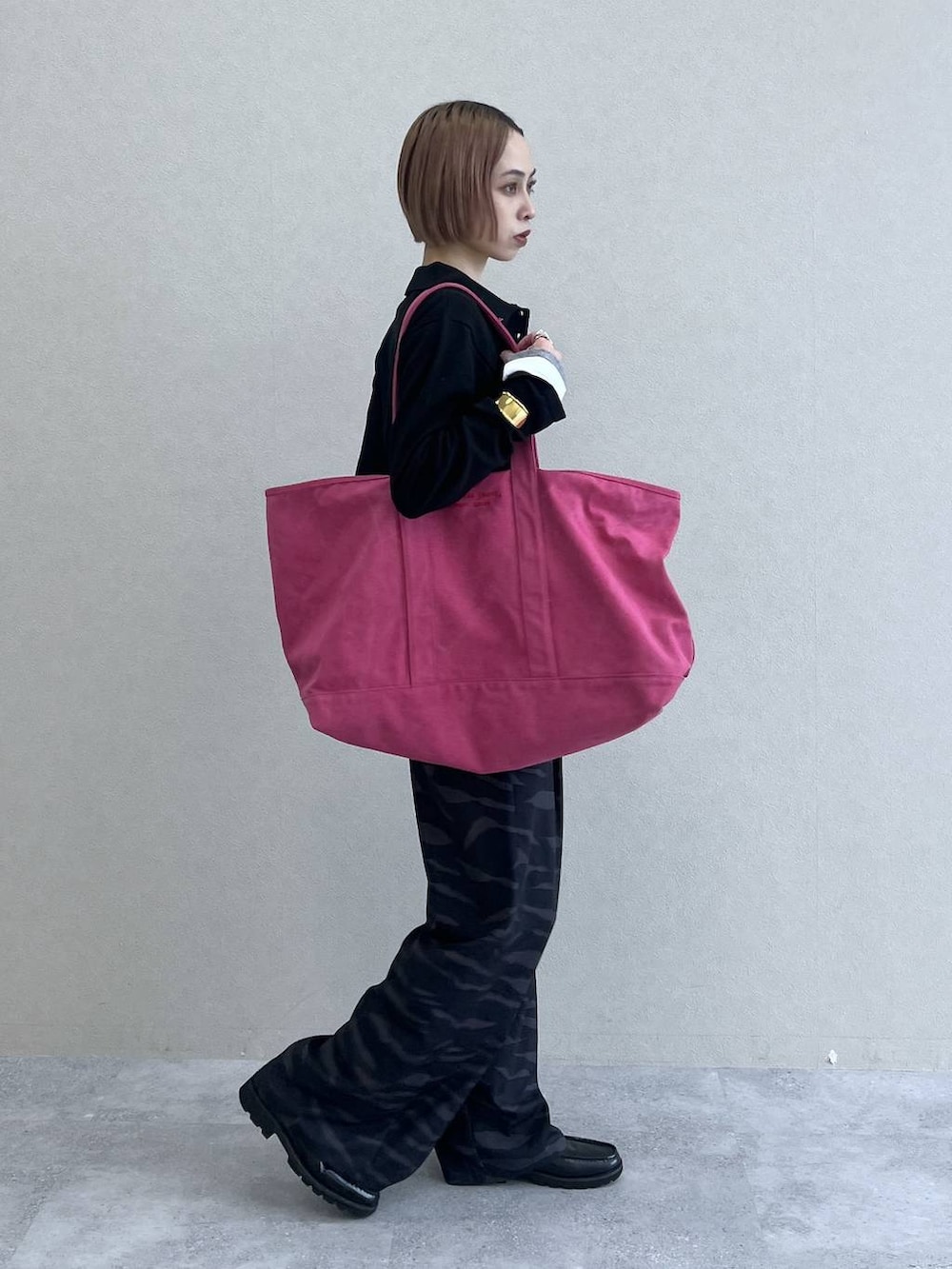 その他のスラックス、ホワイト系のTシャツ/カットソー、ブラック系のカーディガン/ボレロを着用したレディースの冬コーディネートの3枚目の写真