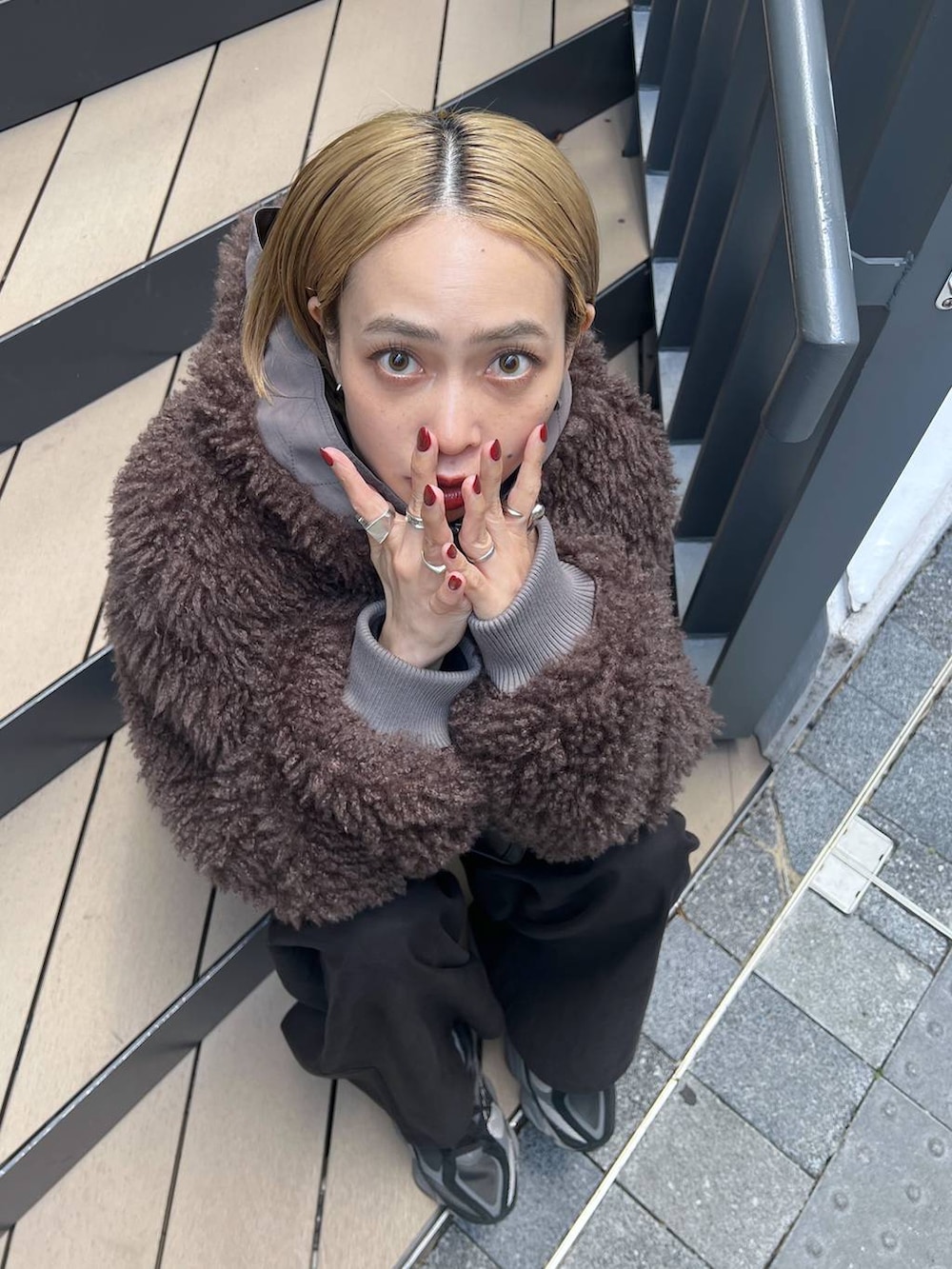 ブラウン系のブルゾン、ブラック系のニット/セーターを着用したレディースの秋コーディネートの9枚目の写真