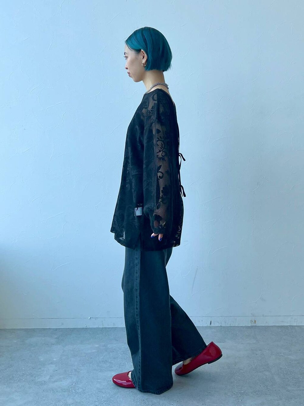 ブラック系のシャツ/ブラウス、その他のネックレス、シルバー系のネックレスを着用したレディースの夏コーディネートの3枚目の写真