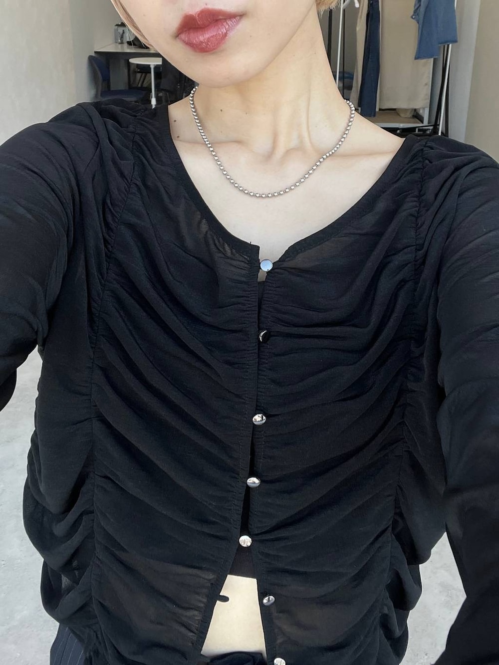 ブラック系のTシャツ/カットソー、ブルー系のスラックス、ブラック系のサンダルを着用したレディースの春コーディネートの4枚目の写真