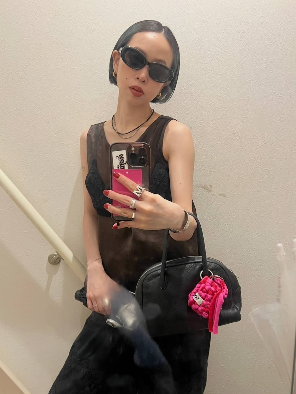ブラック系のその他パンツ、ブラウン系のシャツ/ブラウス、ブラック系のキャミソールを着用したレディースの夏コーディネートの5枚目の写真