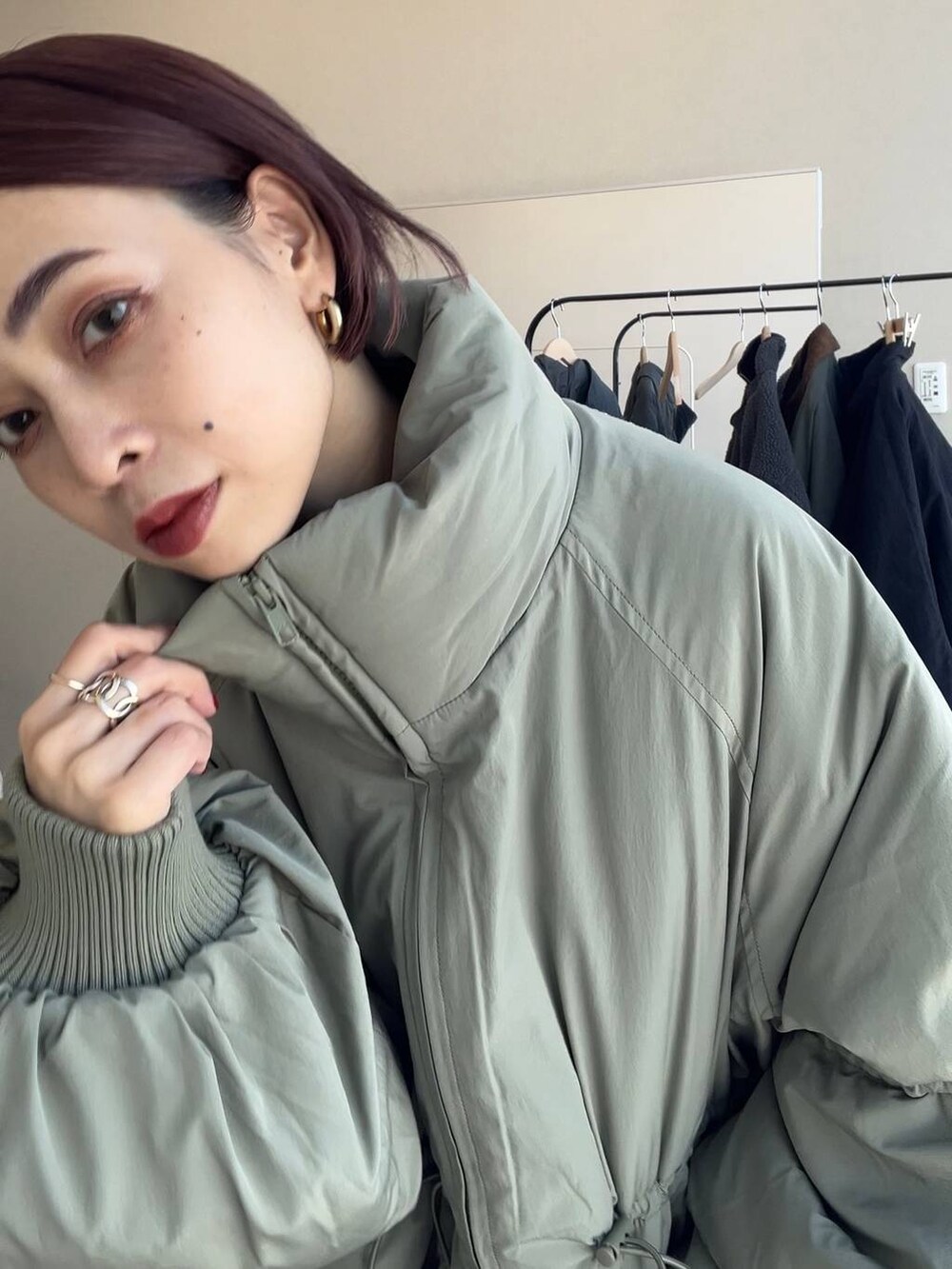 その他のその他パンツ、ブラック系のブーツ、ブラック系のカーディガン/ボレロを着用したレディースの冬コーディネートの3枚目の写真