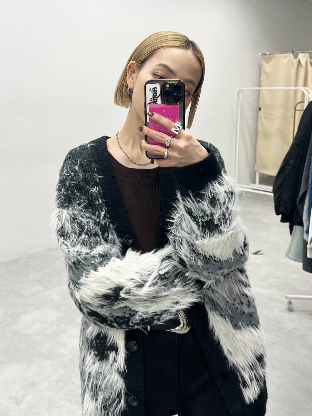 ブラック系のデニムパンツ、ブラウン系のニット/セーター、ブラック系のカーディガン/ボレロを着用したレディースの冬コーディネートの5枚目の写真