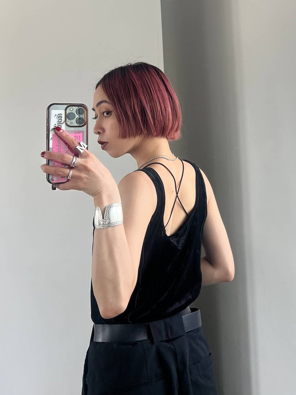 ブラック系のタンクトップを着用したレディースの秋コーディネートの3枚目の写真