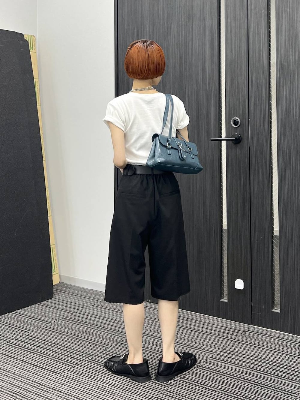 ホワイト系のTシャツ/カットソー、ブルー系のショルダーバッグ、ブラック系のその他パンツを着用したレディースの夏コーディネートの4枚目の写真