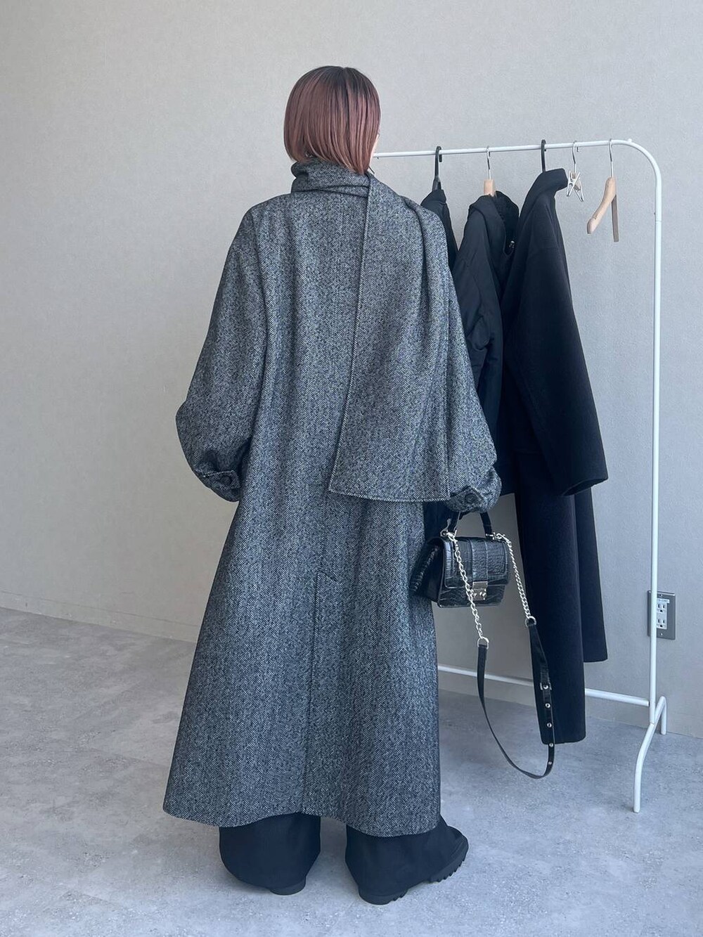 ブラック系のハンドバッグを着用したレディースの秋コーディネートの4枚目の写真