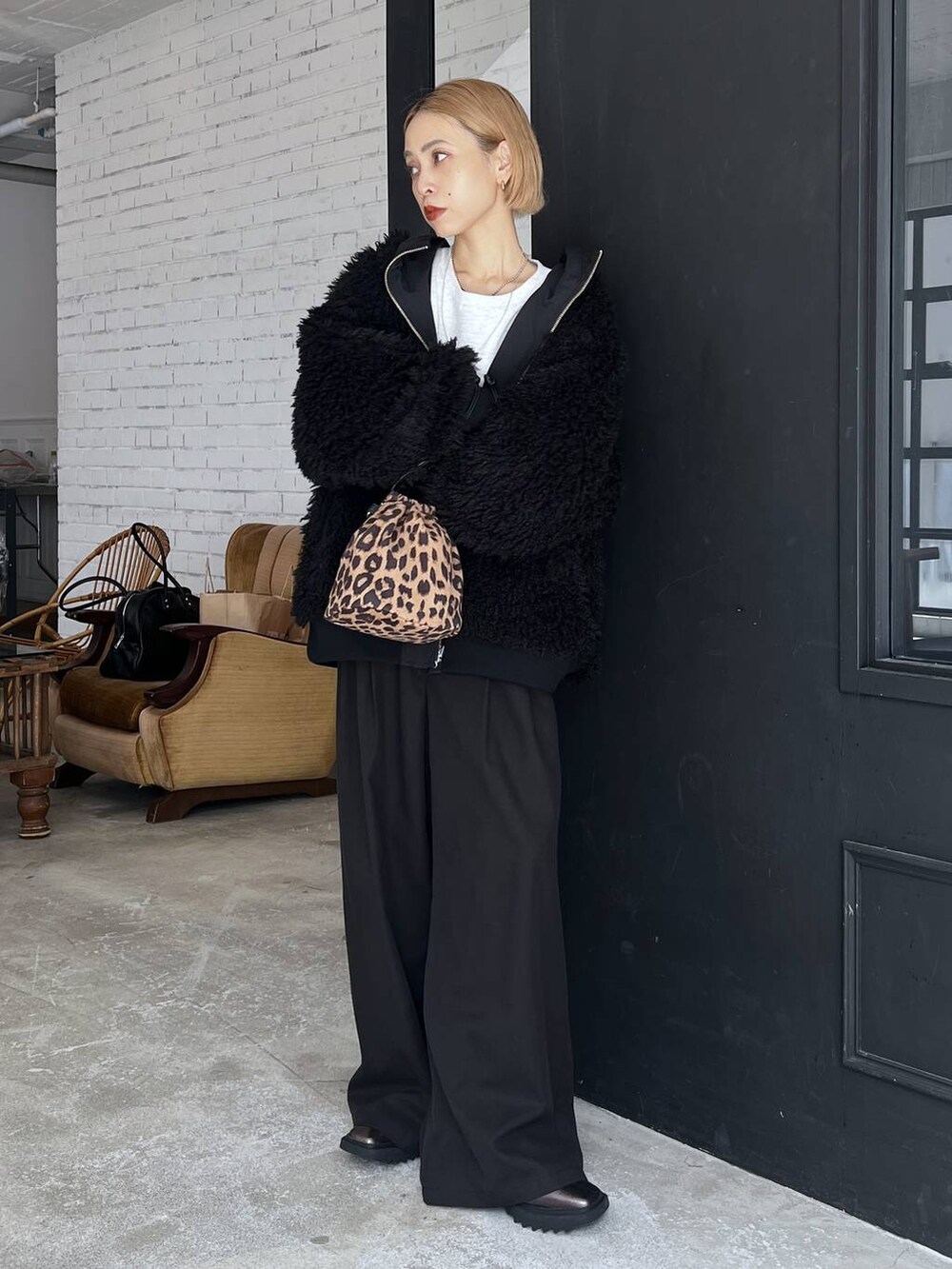 ブラック系のブルゾンを着用したレディースの秋コーディネートの2枚目の写真