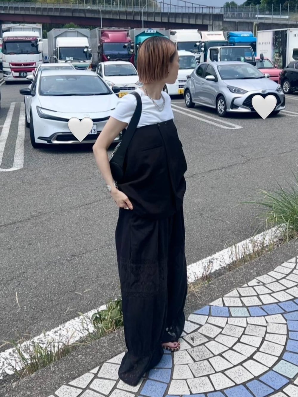 ブラック系のその他パンツを着用したレディースの夏コーディネートの4枚目の写真