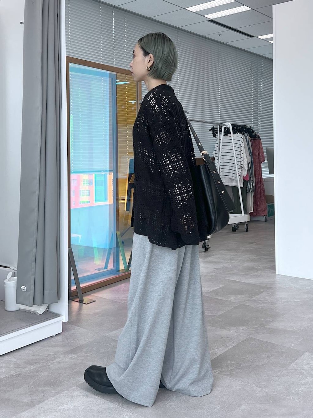 ブラック系のその他アウター、ブラック系のショルダーバッグ、ホワイト系のTシャツ/カットソーを着用したレディースの秋コーディネートの3枚目の写真