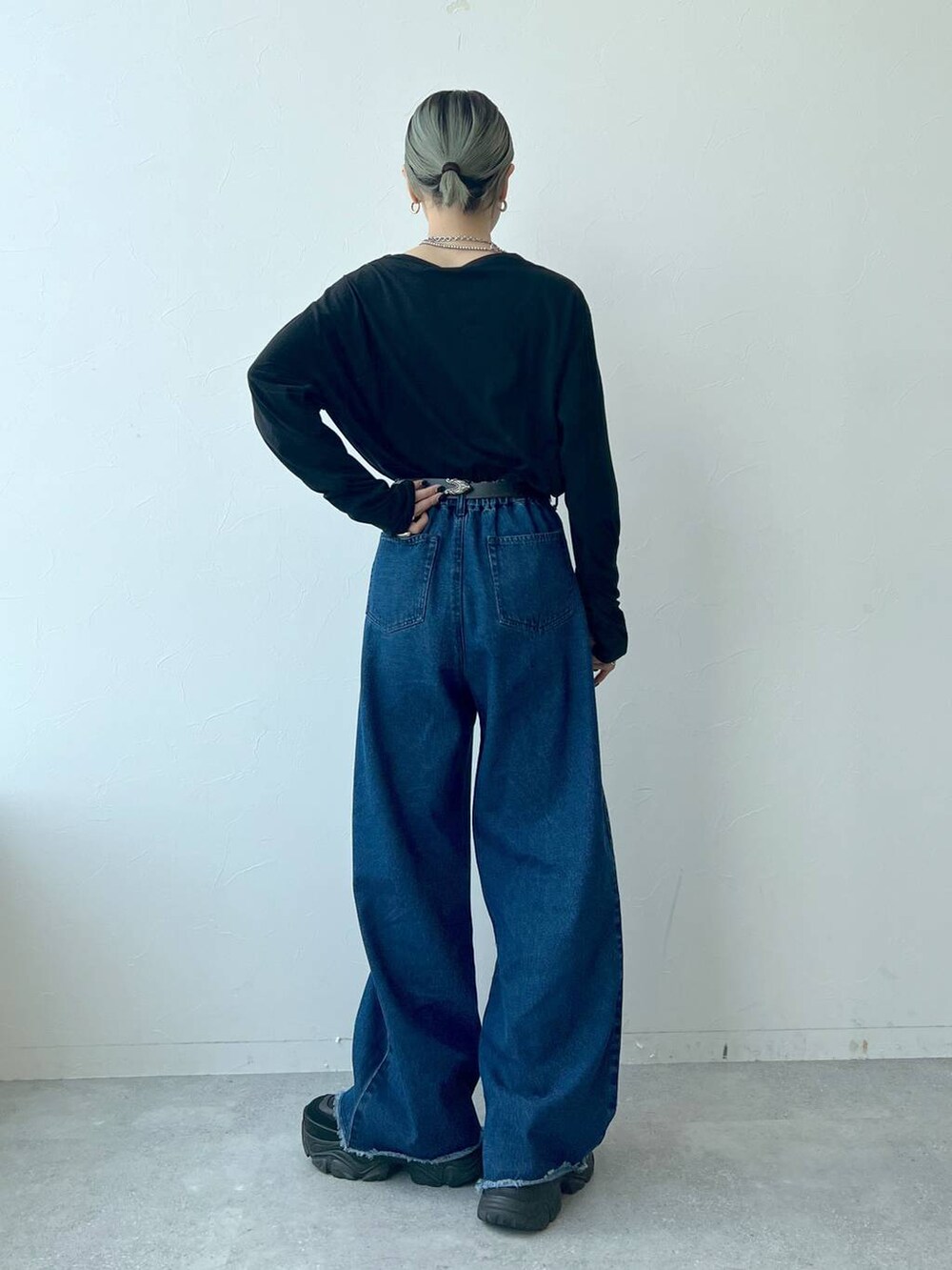 ブラック系のTシャツ/カットソー、ブラック系のスニーカーを着用したレディースの秋コーディネートの3枚目の写真