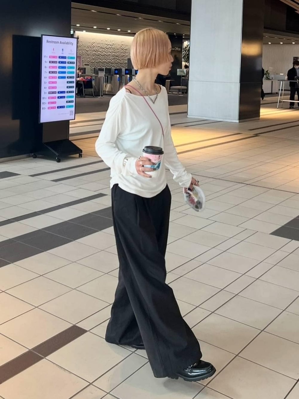 ホワイト系のTシャツ/カットソーを着用したレディースの春コーディネートの4枚目の写真