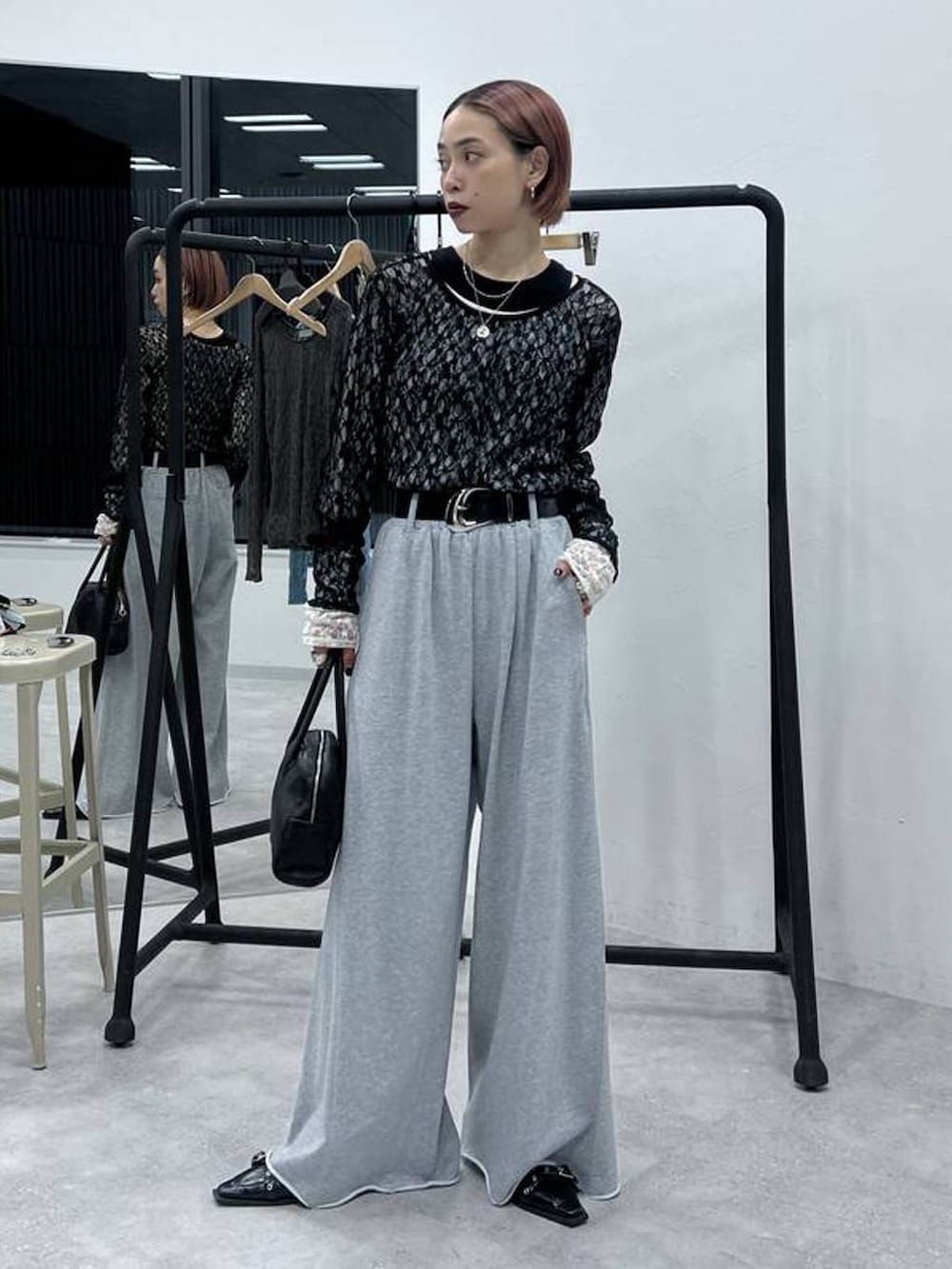 グレー系のスウェットパンツ、ホワイト系のTシャツ/カットソー、ブラック系のTシャツ/カットソーを着用したレディースの夏コーディネートの6枚目の写真