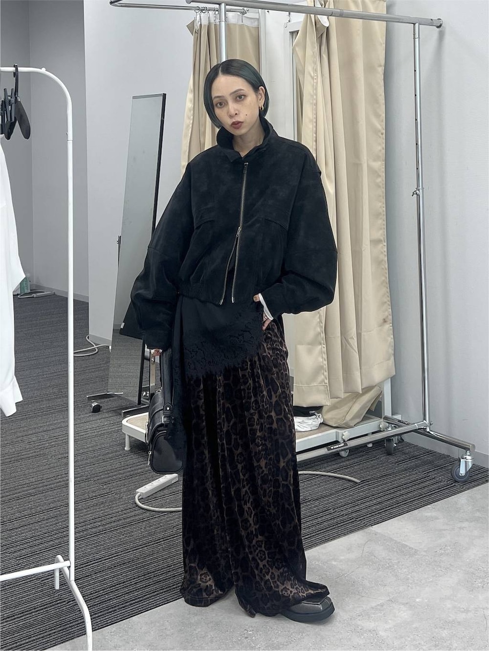 ブラック系のブルゾン、ホワイト系のシャツ/ブラウス、その他のその他パンツを着用したレディースの夏コーディネートの3枚目の写真
