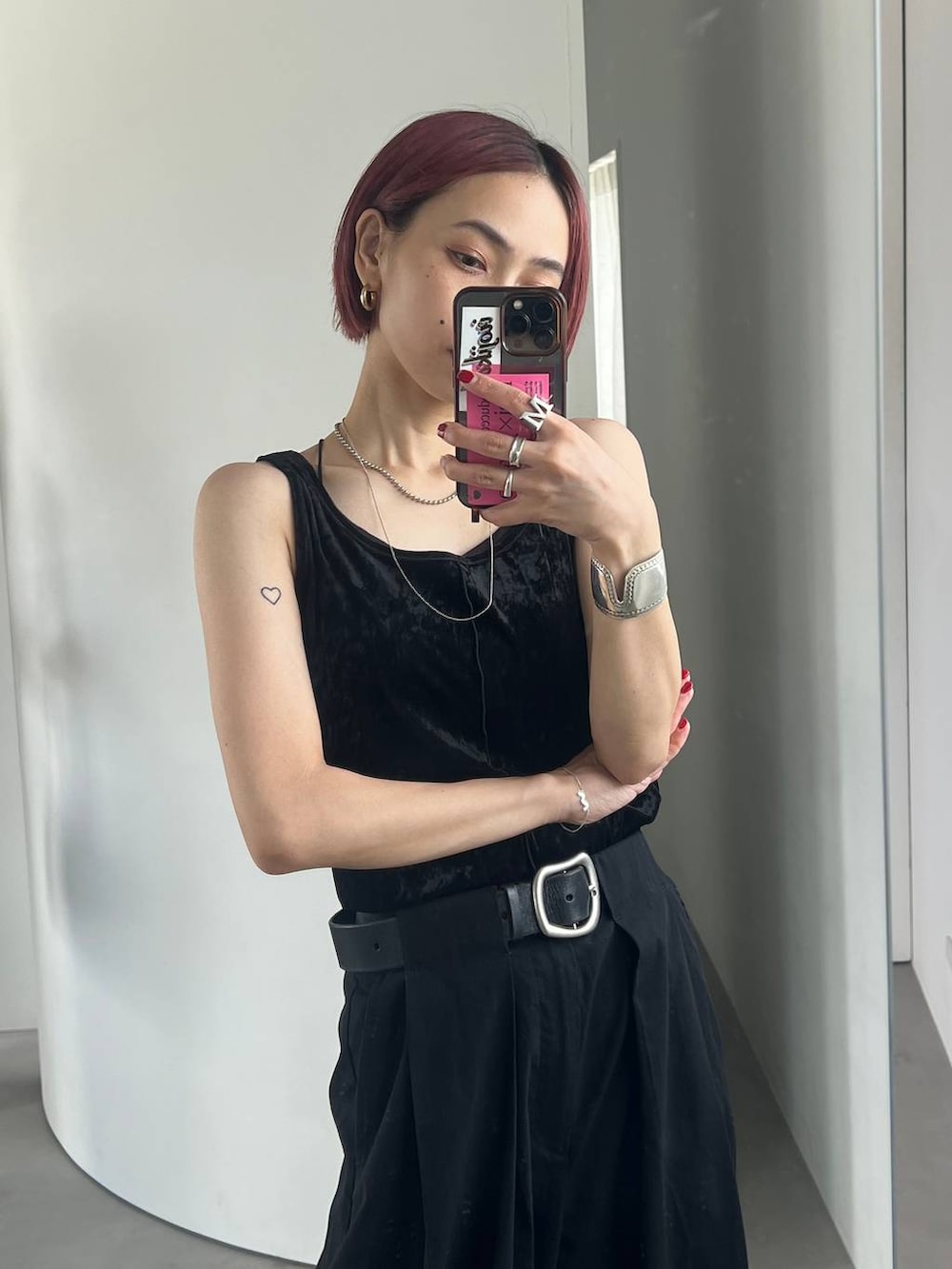 ブラック系のタンクトップを着用したレディースの秋コーディネートの2枚目の写真