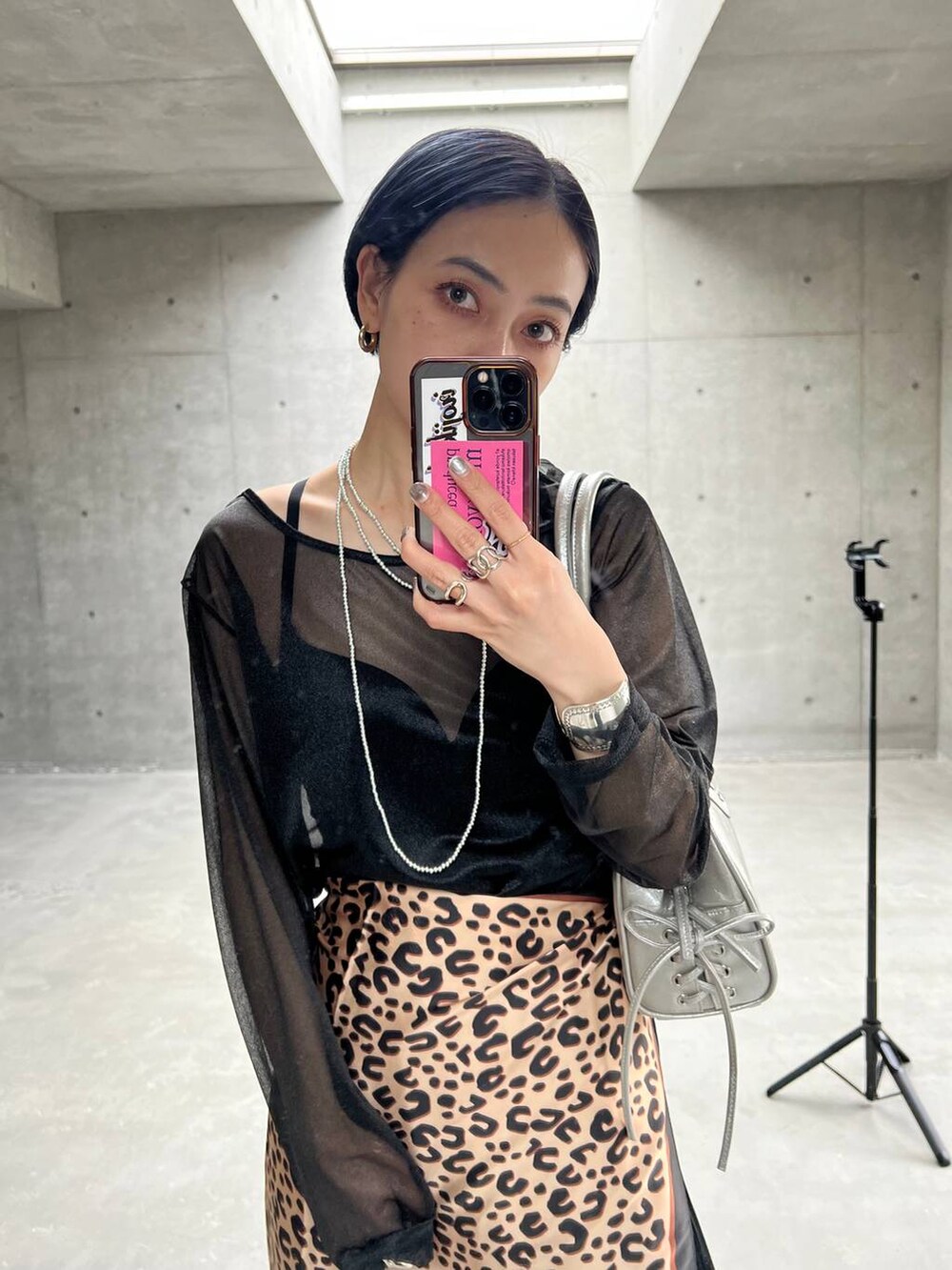 「女子ウケ、着痩せ・細見え、個性派、低身長、PAGEBOY、シンプルコーデ、春コーデ、シアートップス、ブラックコーデ」｜「PAGEBOYの【前後着用可能】シアーカット2WAYロングスリーブ（Tシャツ/カットソー、ブラック系）」を使った、meiさん（レディース・154cm）の春コーディネートの5枚目の写真