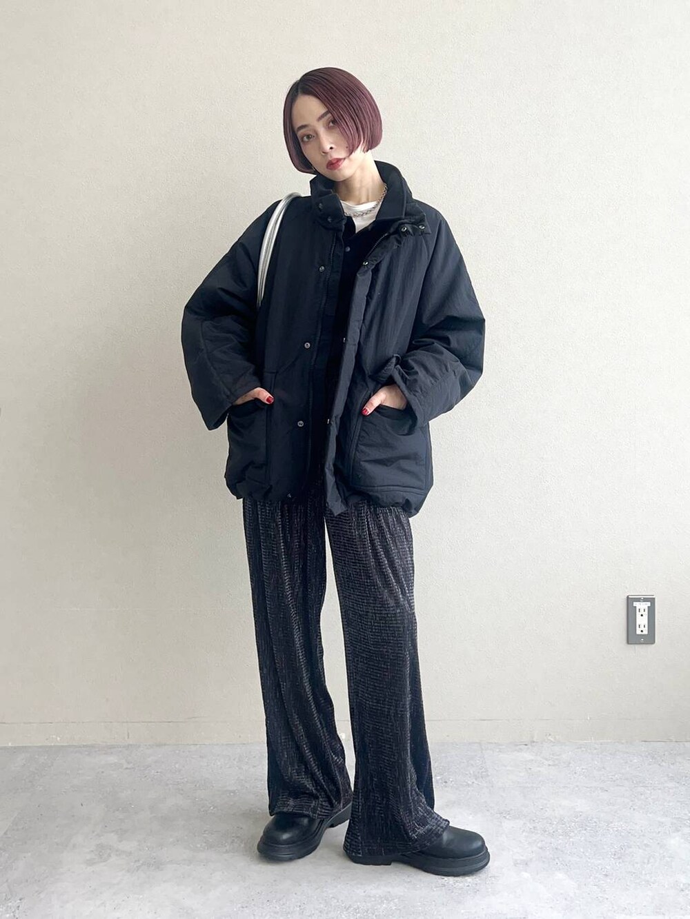 ホワイト系のTシャツ/カットソー、ブラック系のブーツ、その他のその他パンツを着用したレディースの秋コーディネートの2枚目の写真