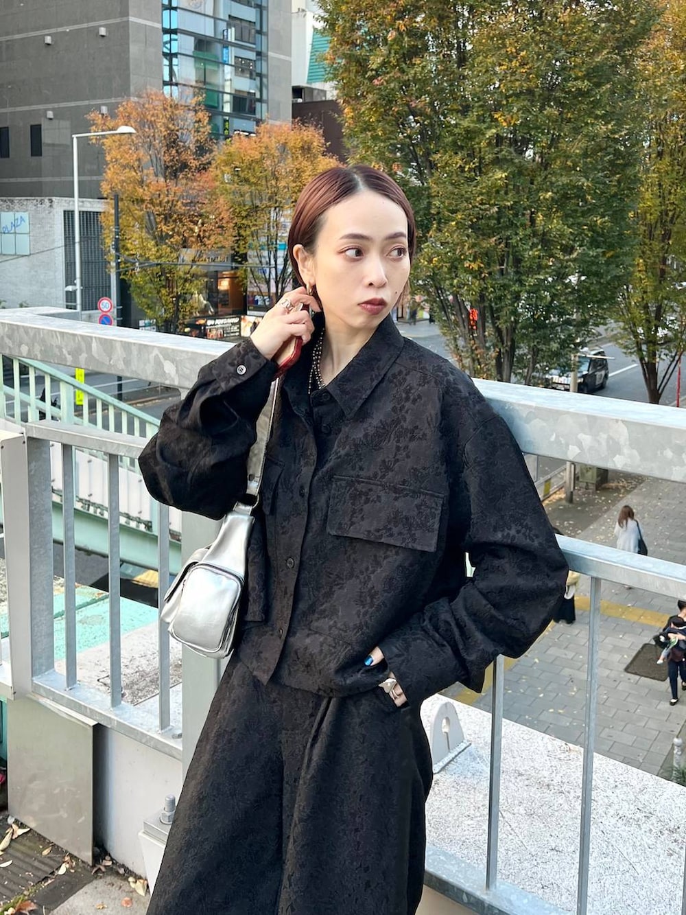 ブラック系のブーツ、シルバー系のショルダーバッグ、ブラック系のシャツ/ブラウスを着用したレディースの秋コーディネートの4枚目の写真