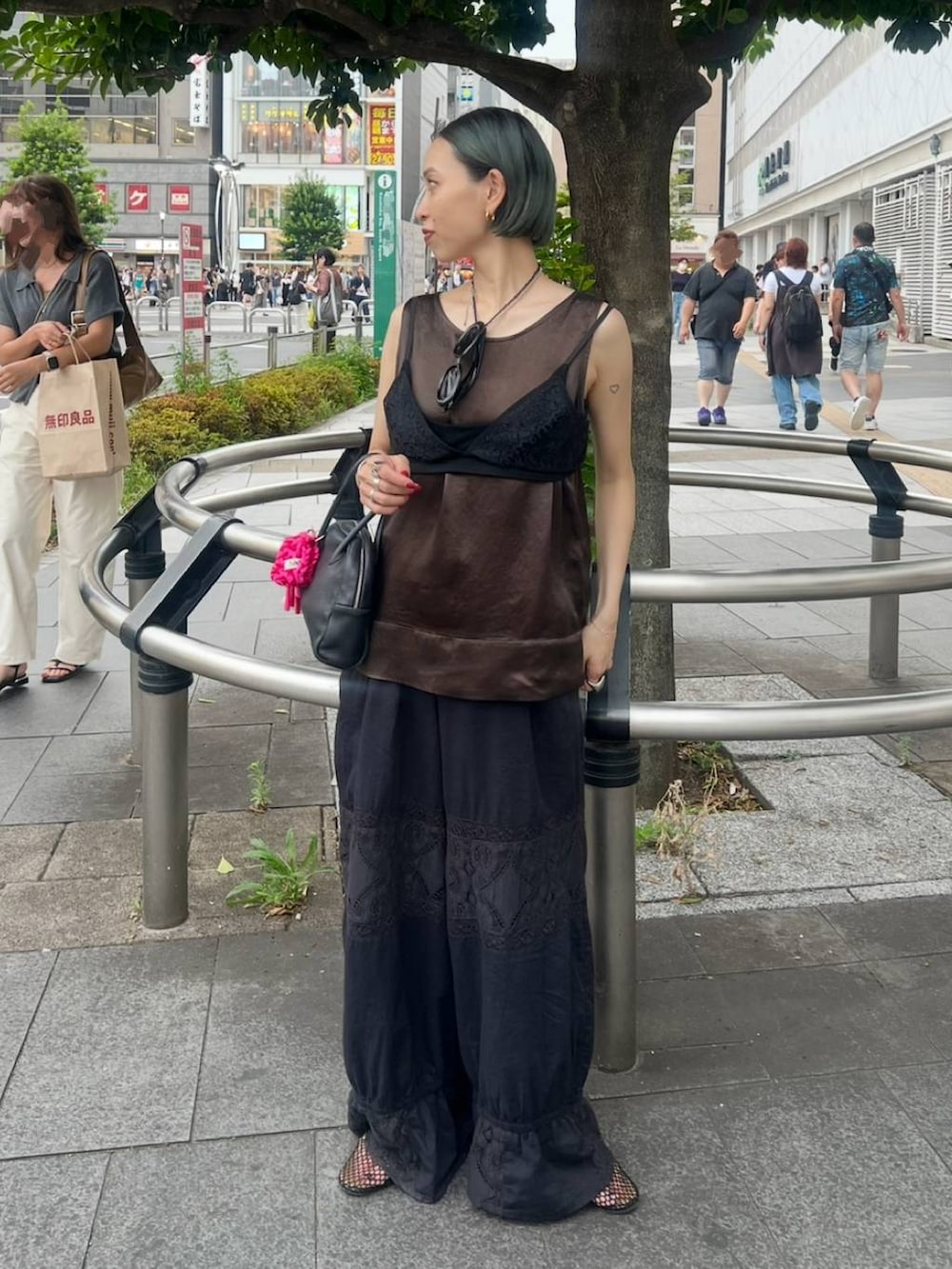 ブラック系のその他パンツ、ブラウン系のシャツ/ブラウス、ブラック系のキャミソールを着用したレディースの夏コーディネートの2枚目の写真