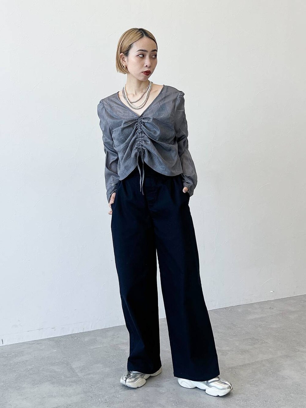 グレー系のシャツ/ブラウス、ブルー系のその他パンツを着用したレディースの春コーディネートの3枚目の写真