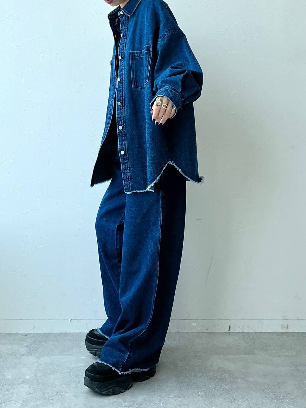 ブラック系のTシャツ/カットソー、ブラック系のスニーカーを着用したレディースの秋コーディネートの5枚目の写真