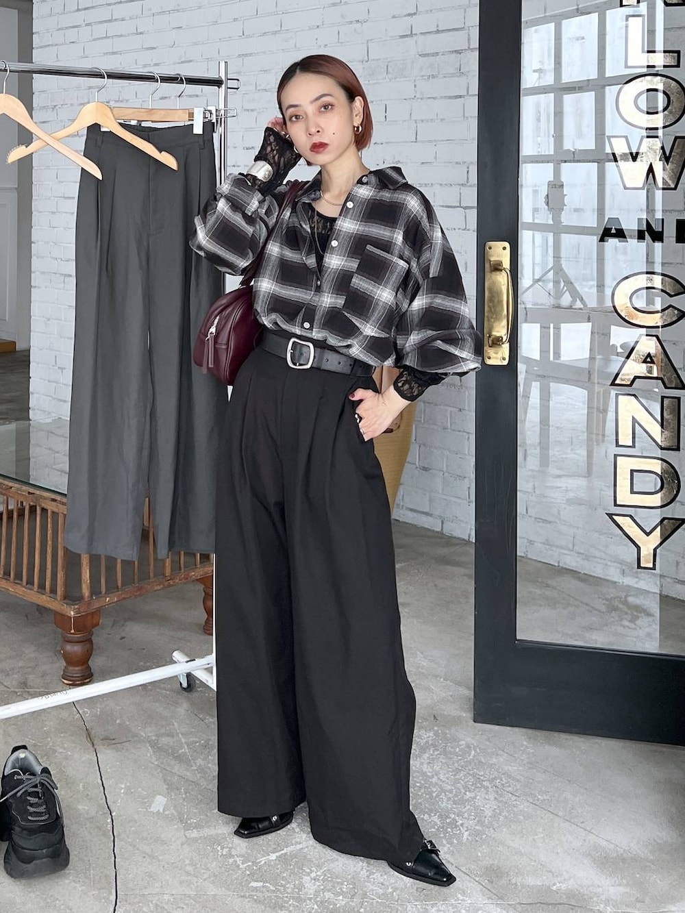 ブラック系のパンプス、ブラック系のTシャツ/カットソー、ブラック系のシャツ/ブラウスを着用したレディースの秋コーディネートの2枚目の写真