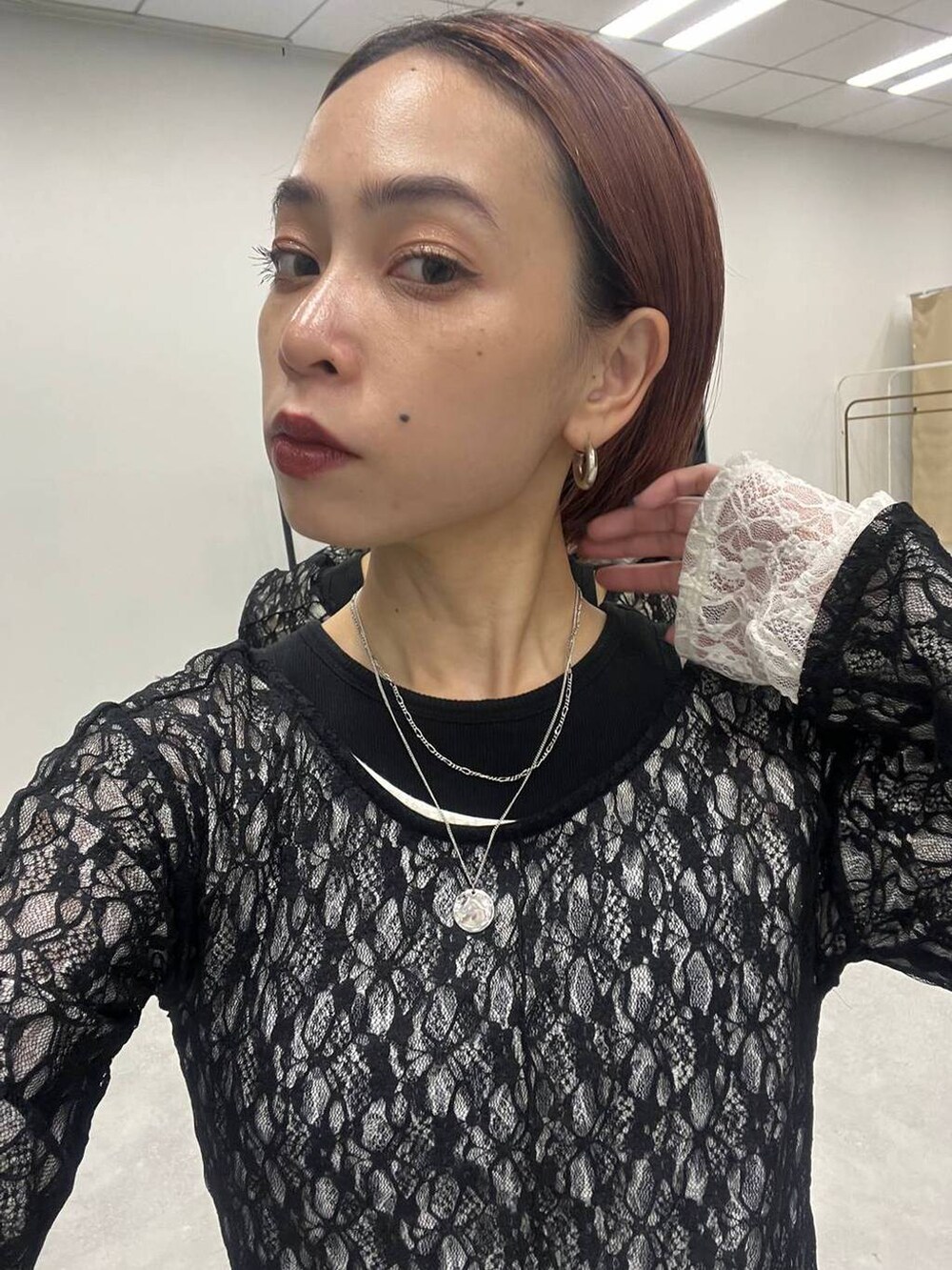 グレー系のスウェットパンツ、ホワイト系のTシャツ/カットソー、ブラック系のTシャツ/カットソーを着用したレディースの夏コーディネートの5枚目の写真