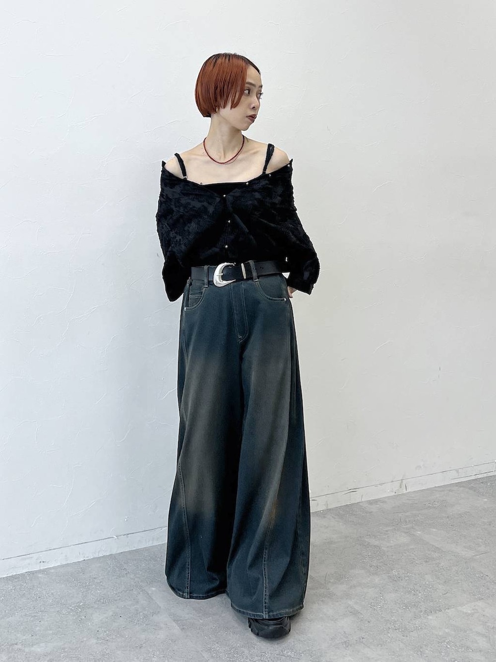 グリーン系のデニムパンツ、ブラック系のスニーカー、ブラック系のシャツ/ブラウスを着用したレディースの夏コーディネートの2枚目の写真