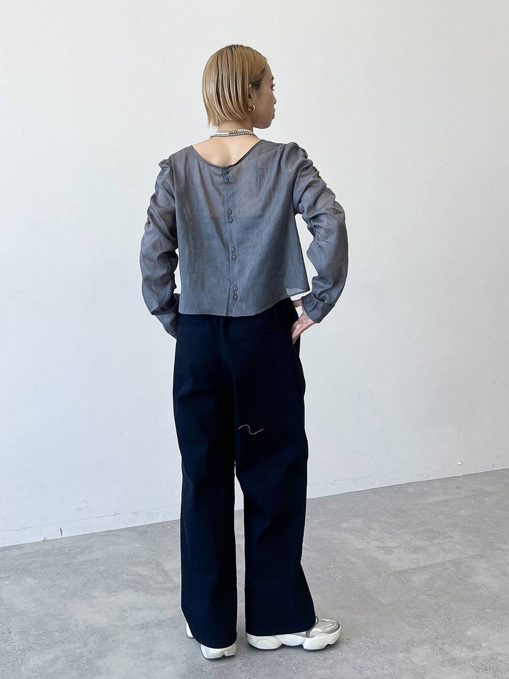 グレー系のシャツ/ブラウス、ブルー系のその他パンツを着用したレディースの春コーディネートの5枚目の写真