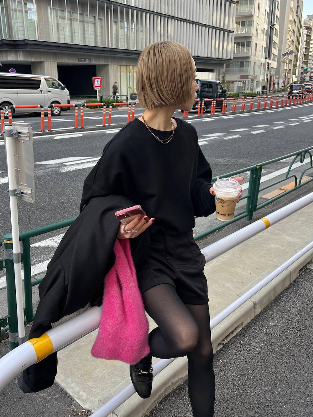 ブラック系のスウェットを着用したレディースの冬コーディネートの3枚目の写真