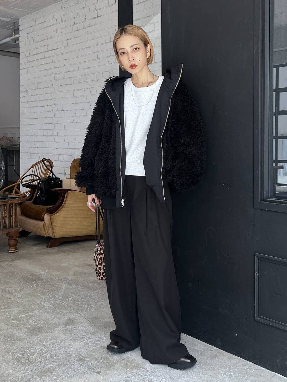 ブラック系のブルゾンを着用したレディースの秋コーディネートの3枚目の写真