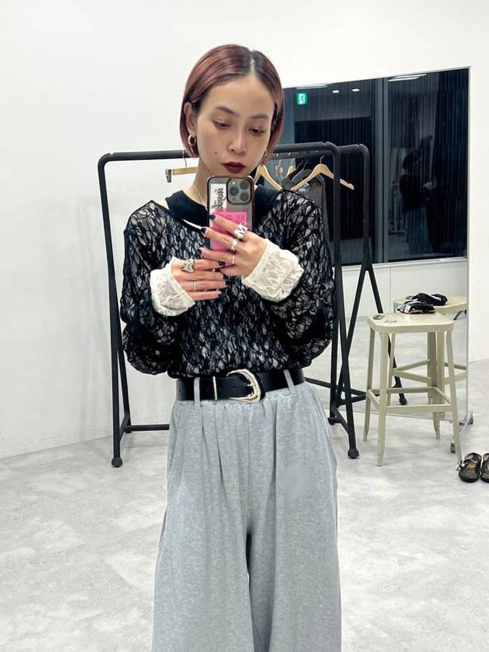 グレー系のスウェットパンツ、ホワイト系のTシャツ/カットソー、ブラック系のTシャツ/カットソーを着用したレディースの夏コーディネートの4枚目の写真